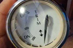 Indicatore di assetto trim per fuoribordo