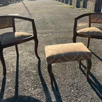 Coppia di poltroncine e sgabello