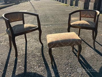 Coppia di poltroncine e sgabello