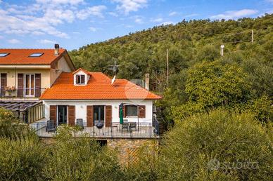 VILLA A SCHIERA D'ANGOLO A IMPERIA