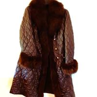 Cappotto elegante con pelliccia di volpe blu