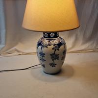 Lampada in ceramica decorata blu e bianca