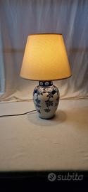 Lampada in ceramica decorata blu e bianca