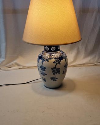 Lampada in ceramica decorata blu e bianca