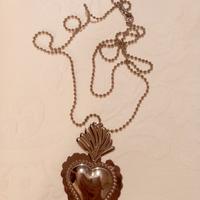 Lunga collana con ciondolo cuore sacro