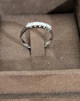 Anello oro bianco 18kt con diamanti – 5 pietre