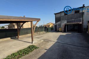 Abitazione su due livelli con garage e Locale comm