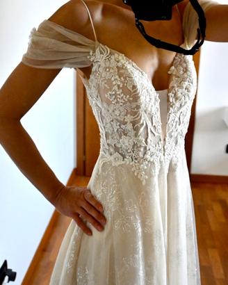 Abito da sposa con glitter, strascico e pizzo