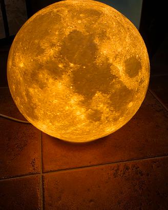 lampada da tavolo a forma di luna