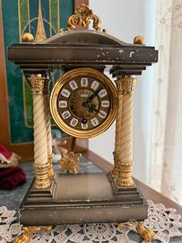 Orologio da tavolo antico con pendolo