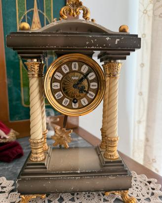 Orologio da tavolo antico con pendolo