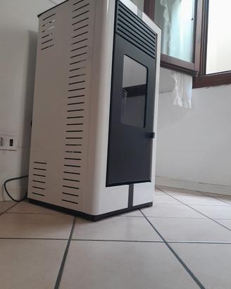 Stufa a pellet Elfire con accessori – ottime condi