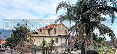 Villetta singola con terreno e serre a San Gerardo