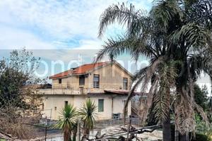 Villetta singola con terreno e serre a San Gerardo