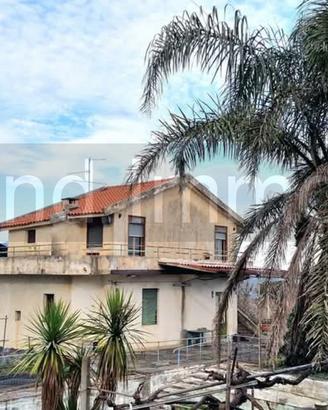 Villetta singola con terreno e serre a San Gerardo