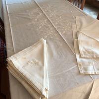 Tovaglia per 12 ricamata a mano