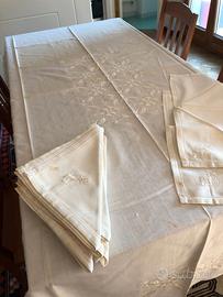 Tovaglia per 12 ricamata a mano