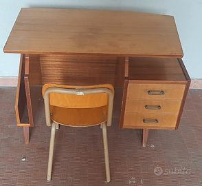 scrivania anni '60 in legno