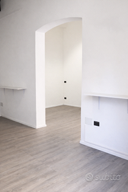 Negozio 52 mq Centro Storico Ferrara - 2 Vetrine -