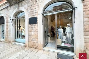 Locale com. di pregio in Corso V. Emanuele n.68/70