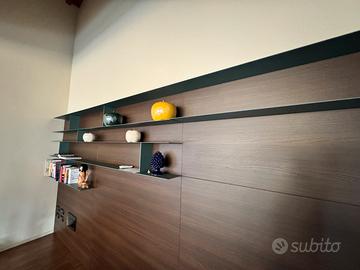 Boiserie moderna in legno con mensole di design
