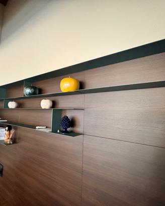 Boiserie moderna in legno con mensole di design
