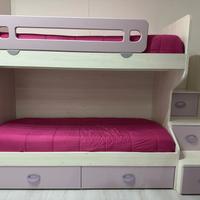 Letto a castello con scala a cassettoni, in basso 