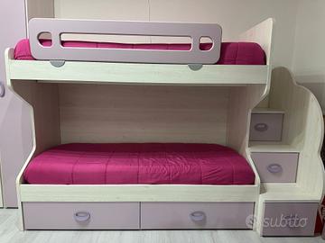 Letto a castello con scala a cassettoni, in basso 
