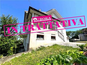 CASA SINGOLA CON AMPI SPAZI e GRANDE POTENZIALE