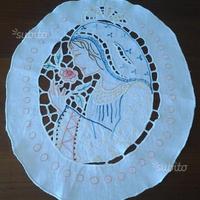 Capezzale ricamato ad intaglio