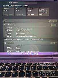 Computer più schermo curvo