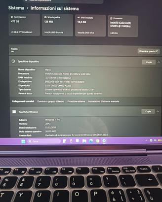 Computer più schermo curvo