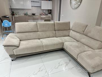 Arredo beige perfetto: divano e porta scorrevole
