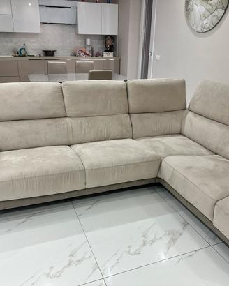 Arredo beige perfetto: divano e porta scorrevole