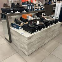 Tavoloni da negozio con specchio e cassettone