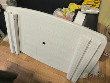 tavolo da esterno in plastica colore bianco