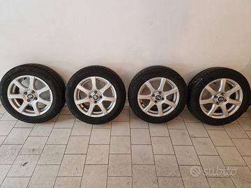 4 pneumatici invernali 175/65 R15 con cerchi lega