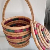 Cesto etnico intrecciato a mano