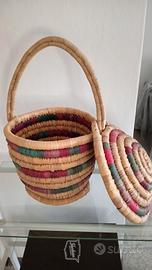 Cesto etnico intrecciato a mano