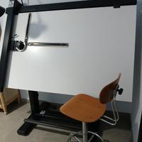 Tavolo da disegno con tecnigrafo e sgabello 