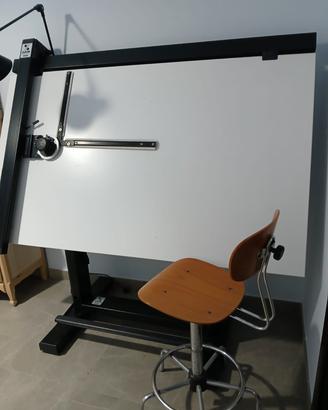 Tavolo da disegno con tecnigrafo e sgabello 