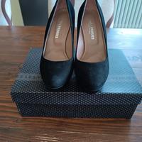 Décolleté in camoscio nero.