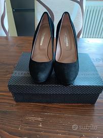 Décolleté in camoscio nero.