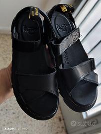 sandali Dr Martens modello VOSS per bambina