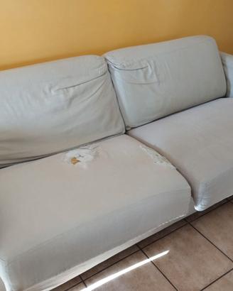 Divano 2 posti e divano letto 3 posti.