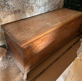 Cassapanca in legno di noce