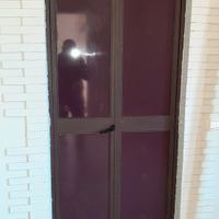 Porta in ferro con vetro e pannello oscurante
