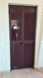 Porta in ferro con vetro e pannello oscurante
