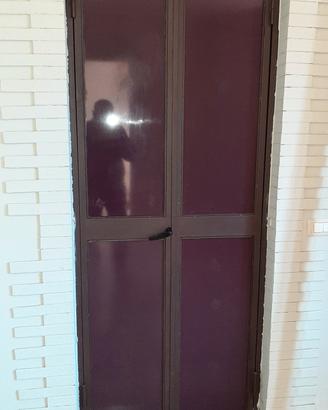 Porta in ferro con vetro e pannello oscurante
