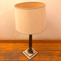 Vecchia lampada con base in marmo